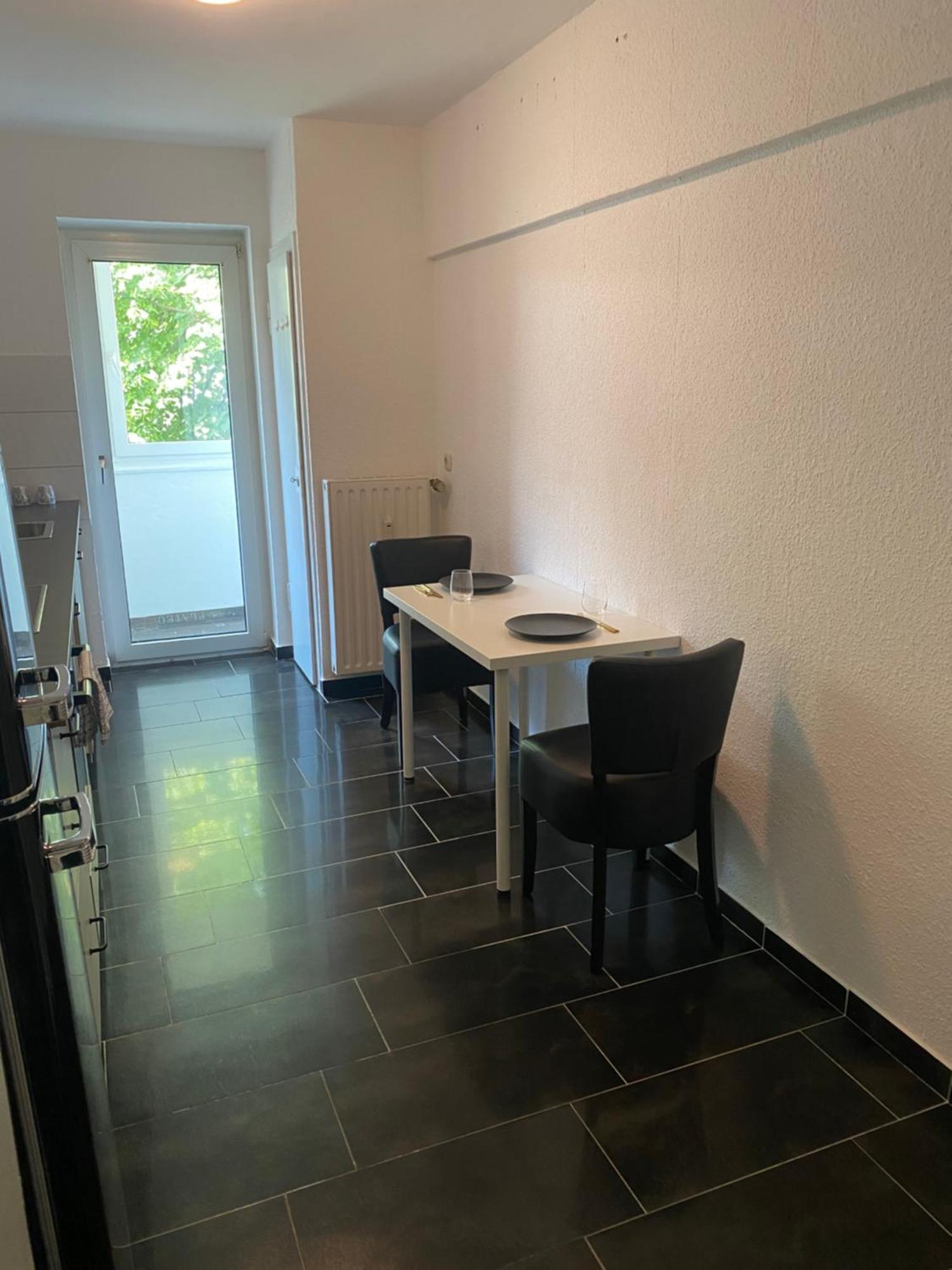 Riesen Bett, Strassenbahn Vor Der Tuer, Beste Lage, Nah Zur Messe, Keine Rechnungen Essen Exterior photo